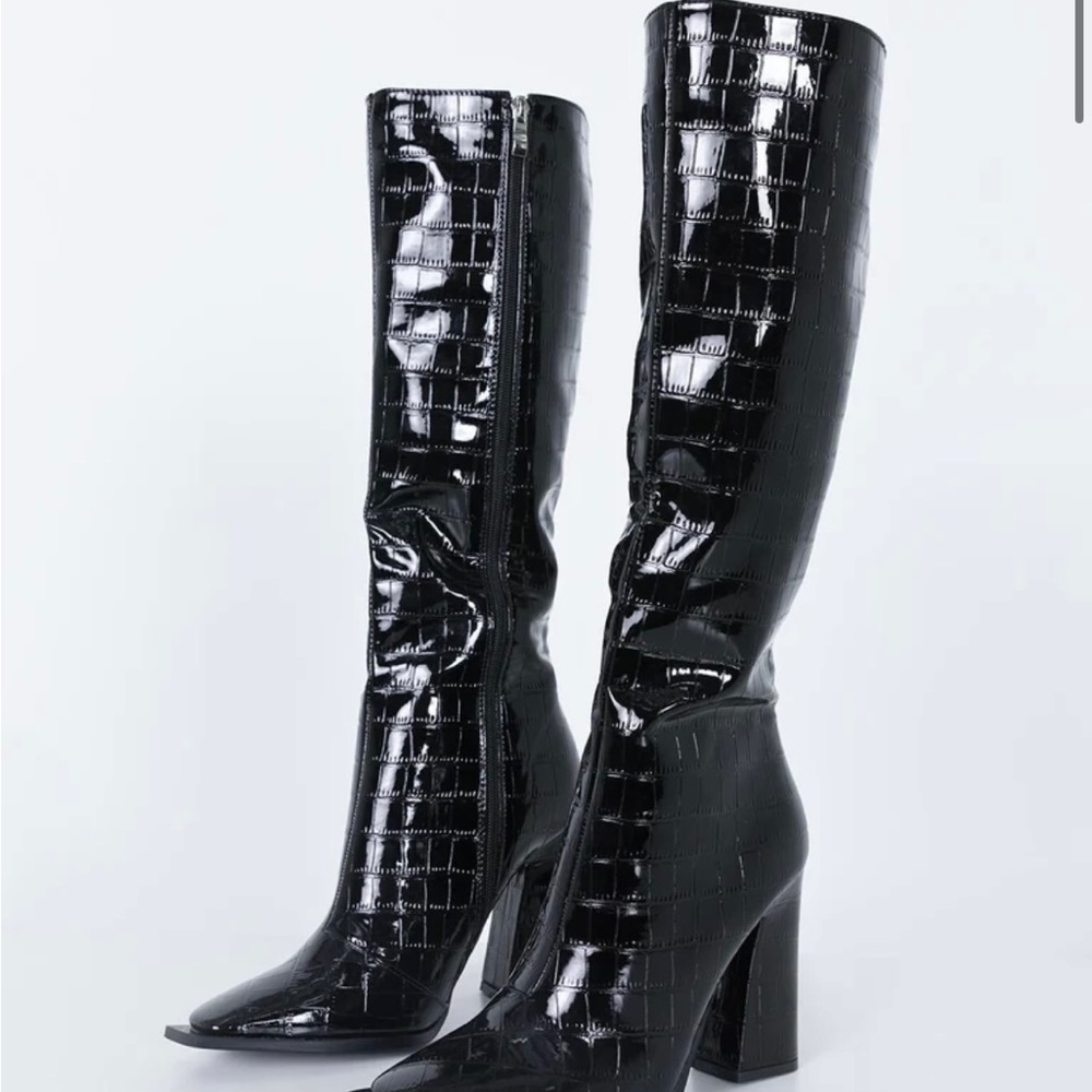 Boots, condition is new.( tried once)